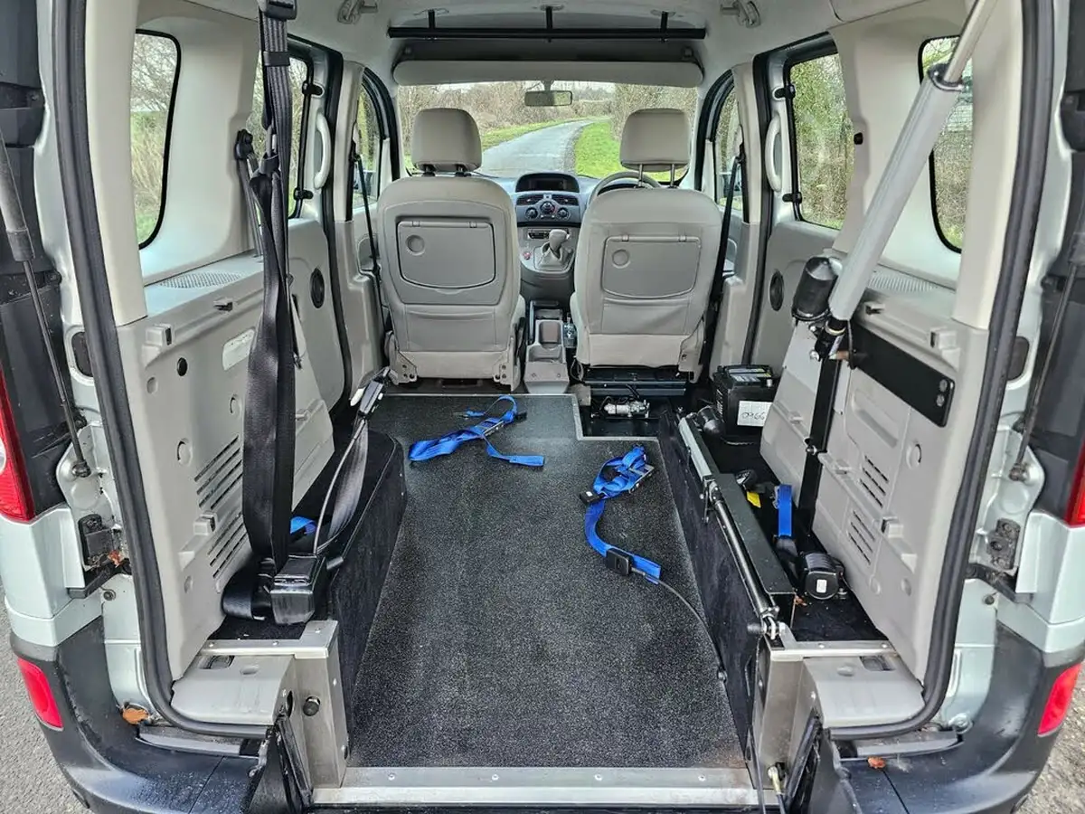 2011-renault-kangoo-16-expression-16v-105bhp-auto-big-9