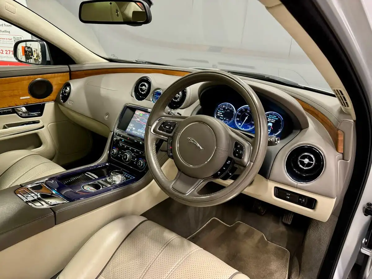 2010-jaguar-xj-series-50-xj-portfolio-big-10