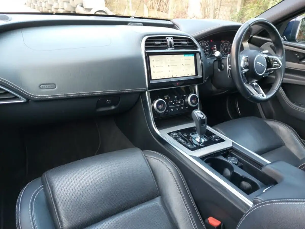 2020-jaguar-xe-20d-r-dynamic-se-big-17