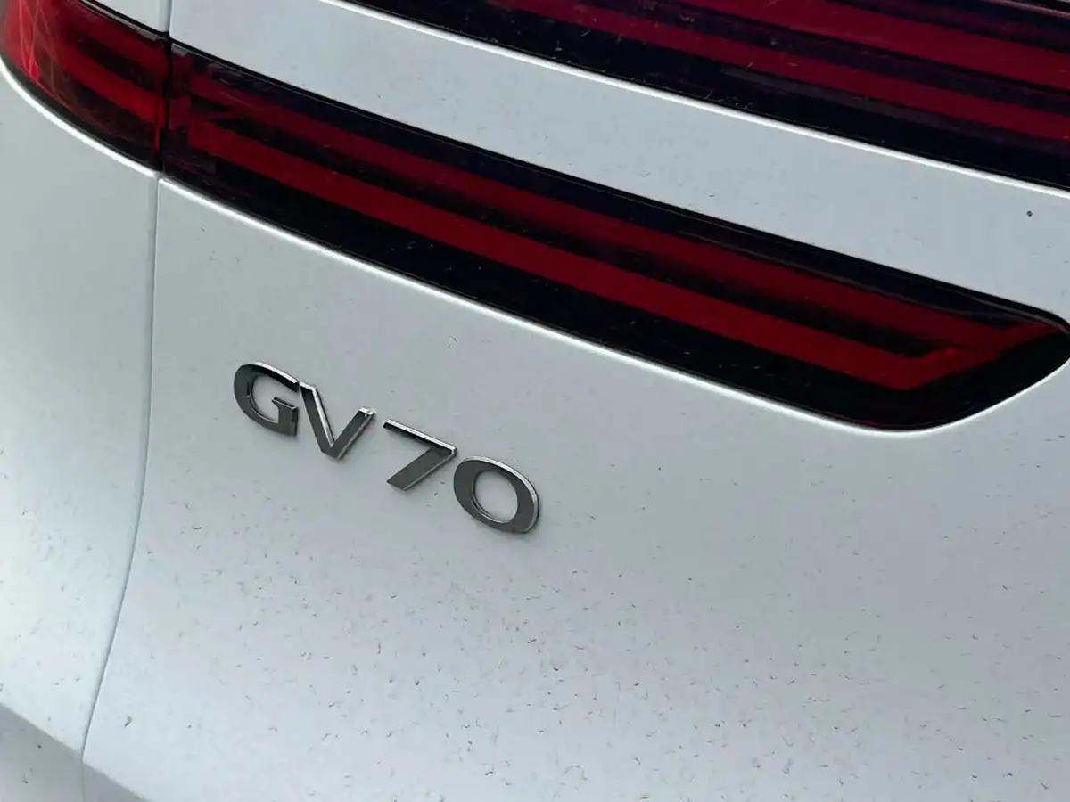 2022-genesis-gv70-e-sport-line-big-5