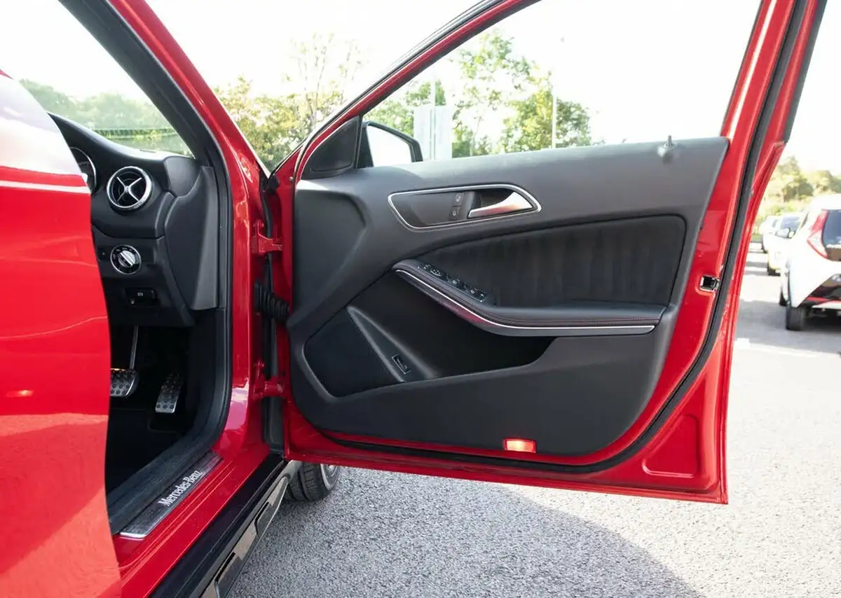 2015-mercedes-benz-gla-class-21cdi-amg-line-premium-package-136bhp-200-7g-dct-big-16