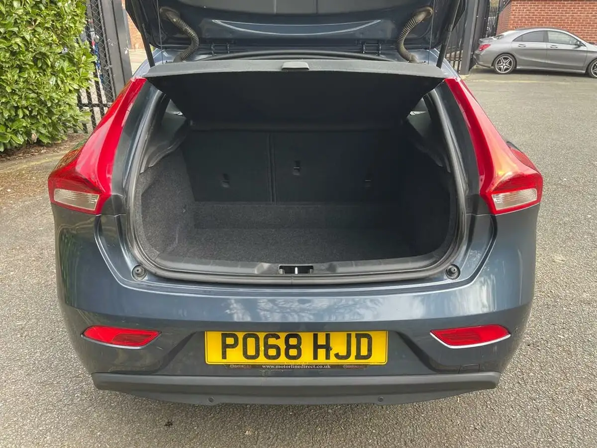2018-volvo-v40-20-t2-momentum-nav-plus-big-13