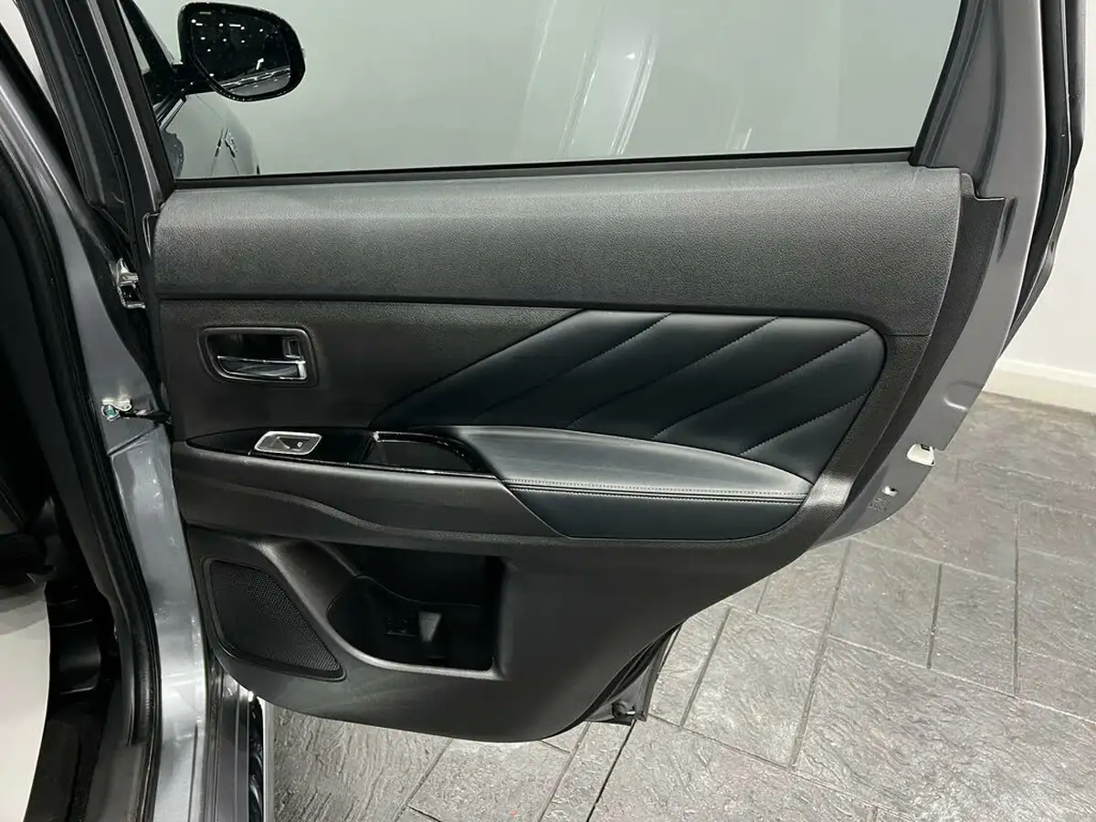 2020-mitsubishi-outlander-24-dynamic-phev-big-32