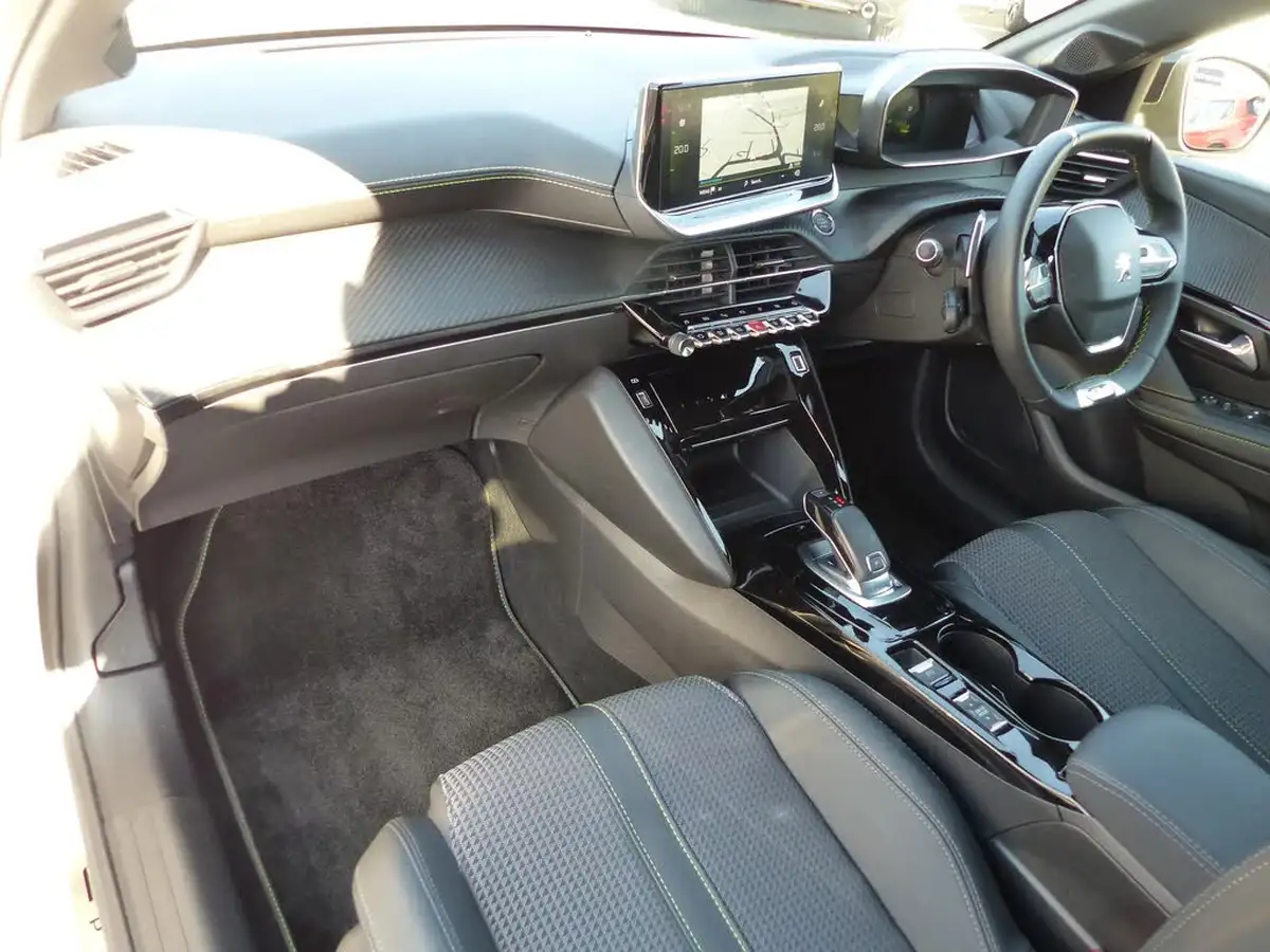 2022-peugeot-208-12-puretech-gt-100bhp-eat8-big-6