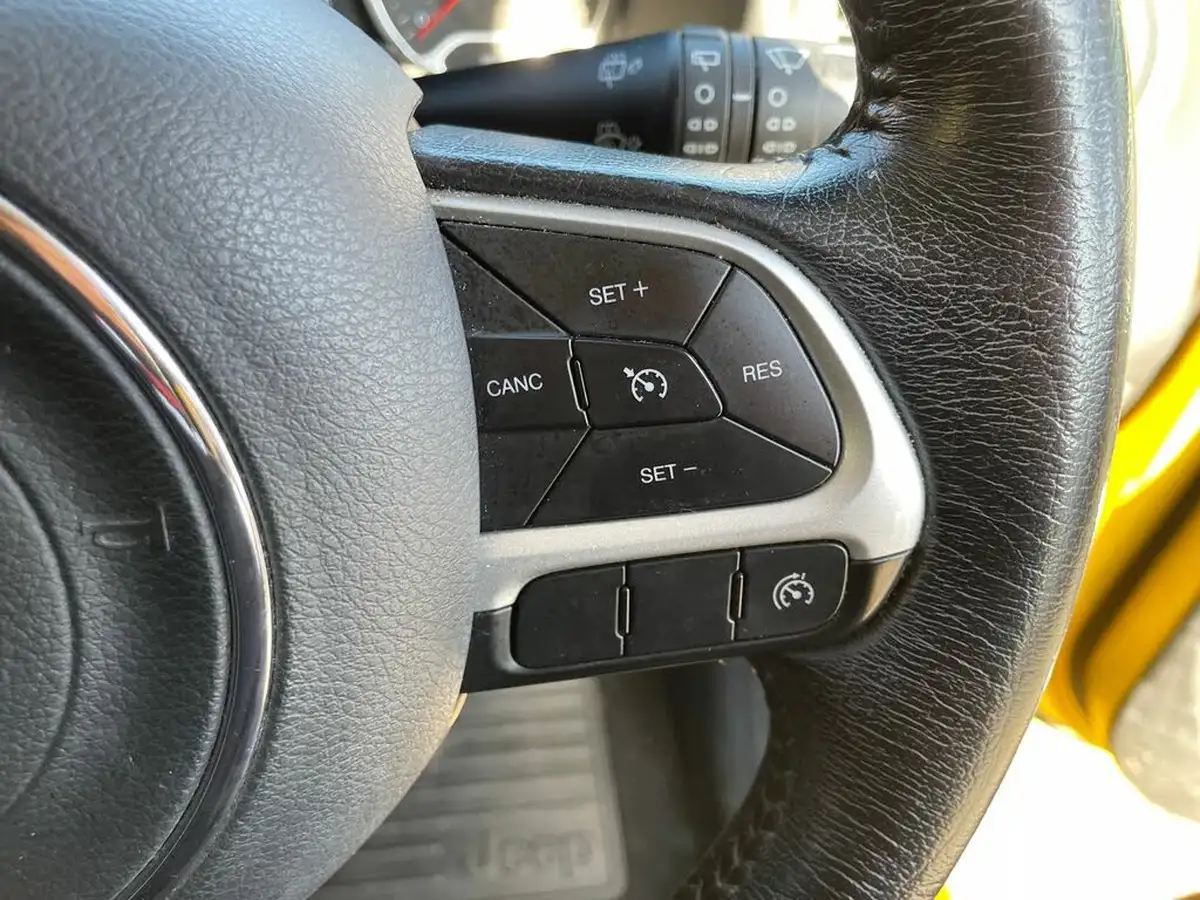 2015-jeep-renegade-14-longitude-big-16