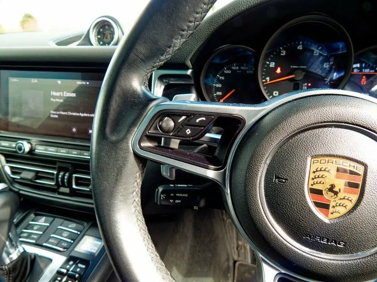 2020-porsche-macan-20-big-36