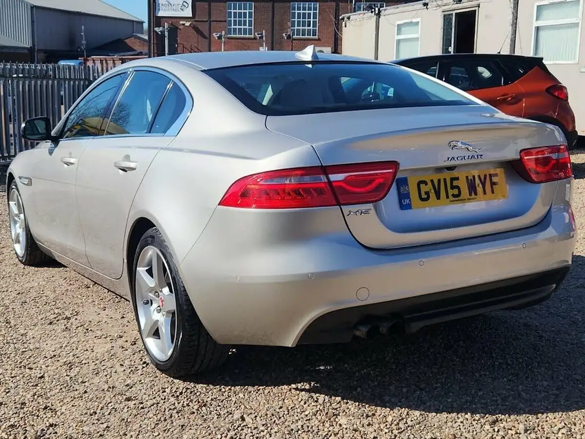 2015-jaguar-xe-20td-portfolio-180ps-auto-big-9