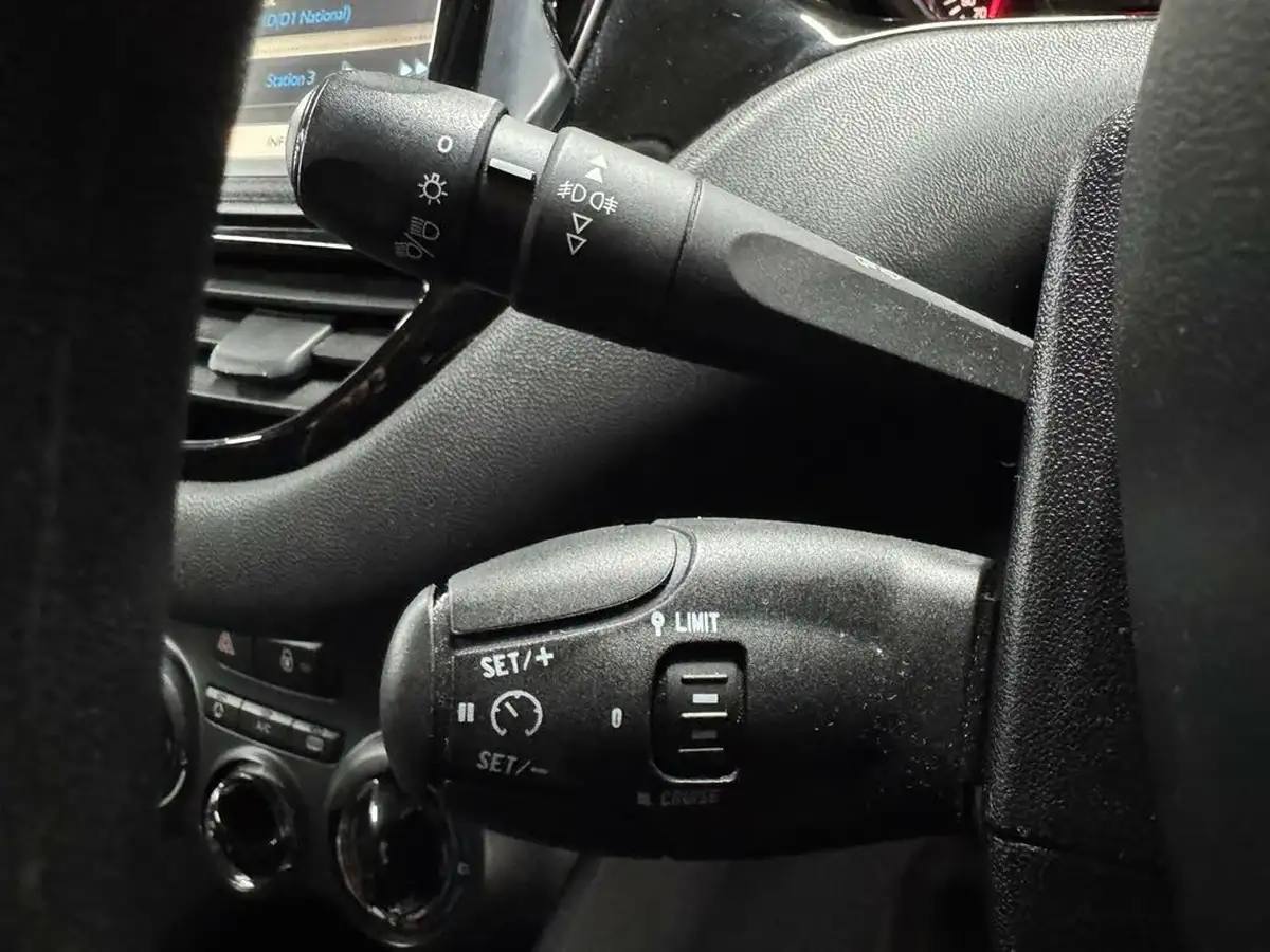 2013-peugeot-208-12-active-5d-big-21