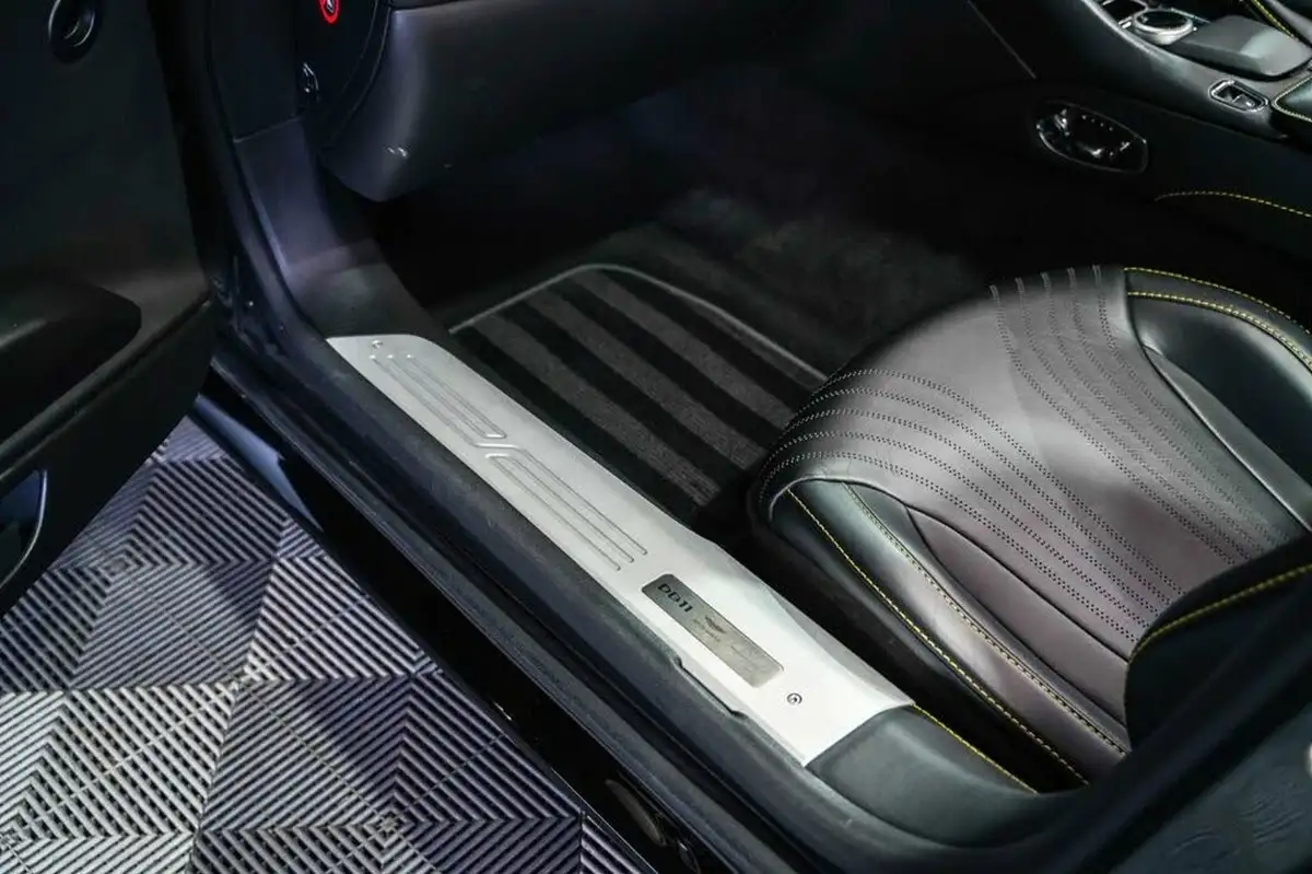 2018-aston-martin-db11-40-v8-big-54