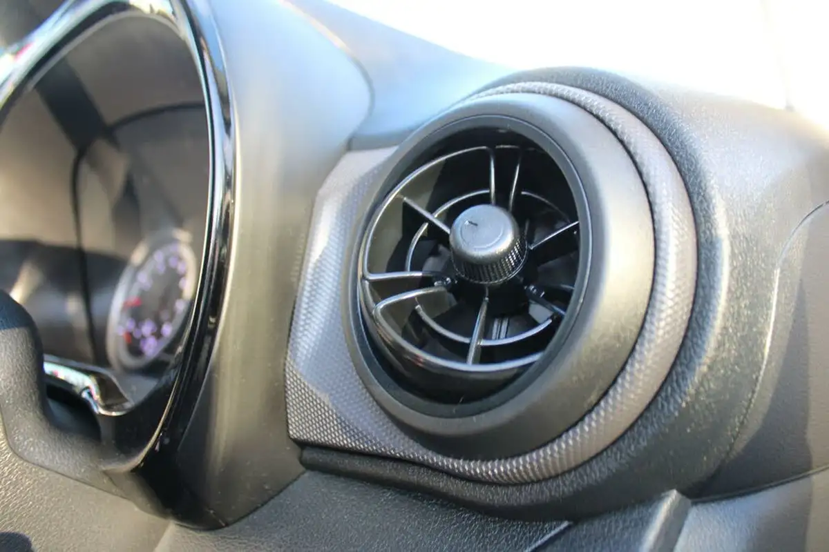 2022-hyundai-i10-12-se-connect-auto-big-30