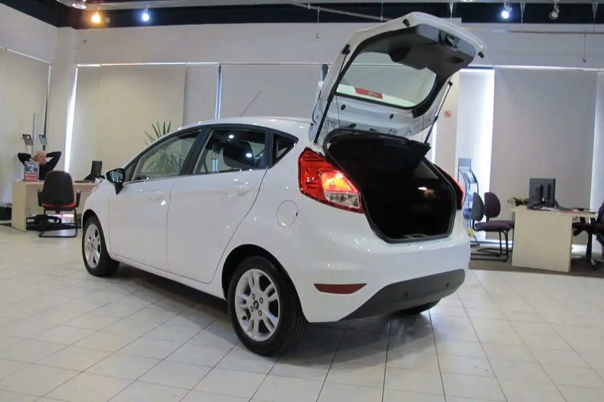 2016-ford-fiesta-16-zetec-5d-big-5