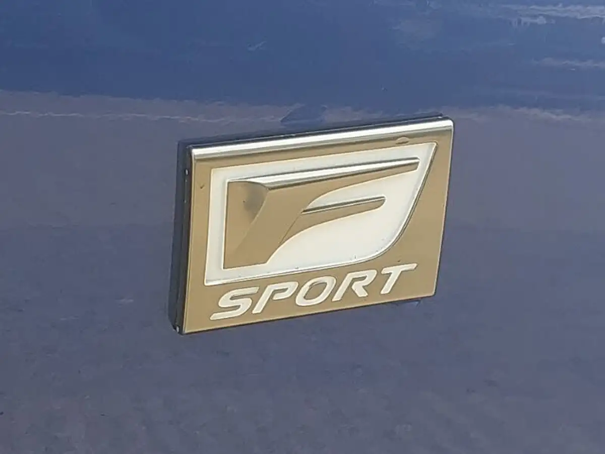 2015-lexus-is-300h-25-f-sport-big-11