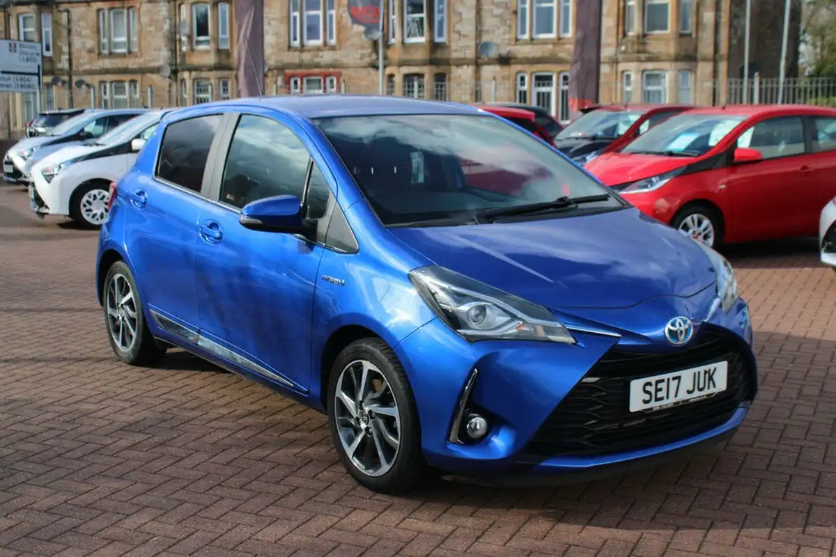 2017-toyota-yaris-15-vvt-i-excel-hybrid-15in-alloys-big-0