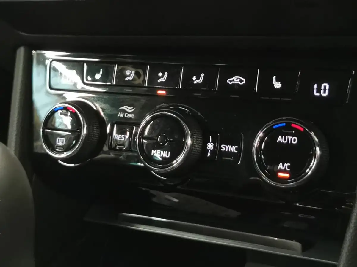 2022-skoda-superb-20tdi-se-technology-estate-big-21
