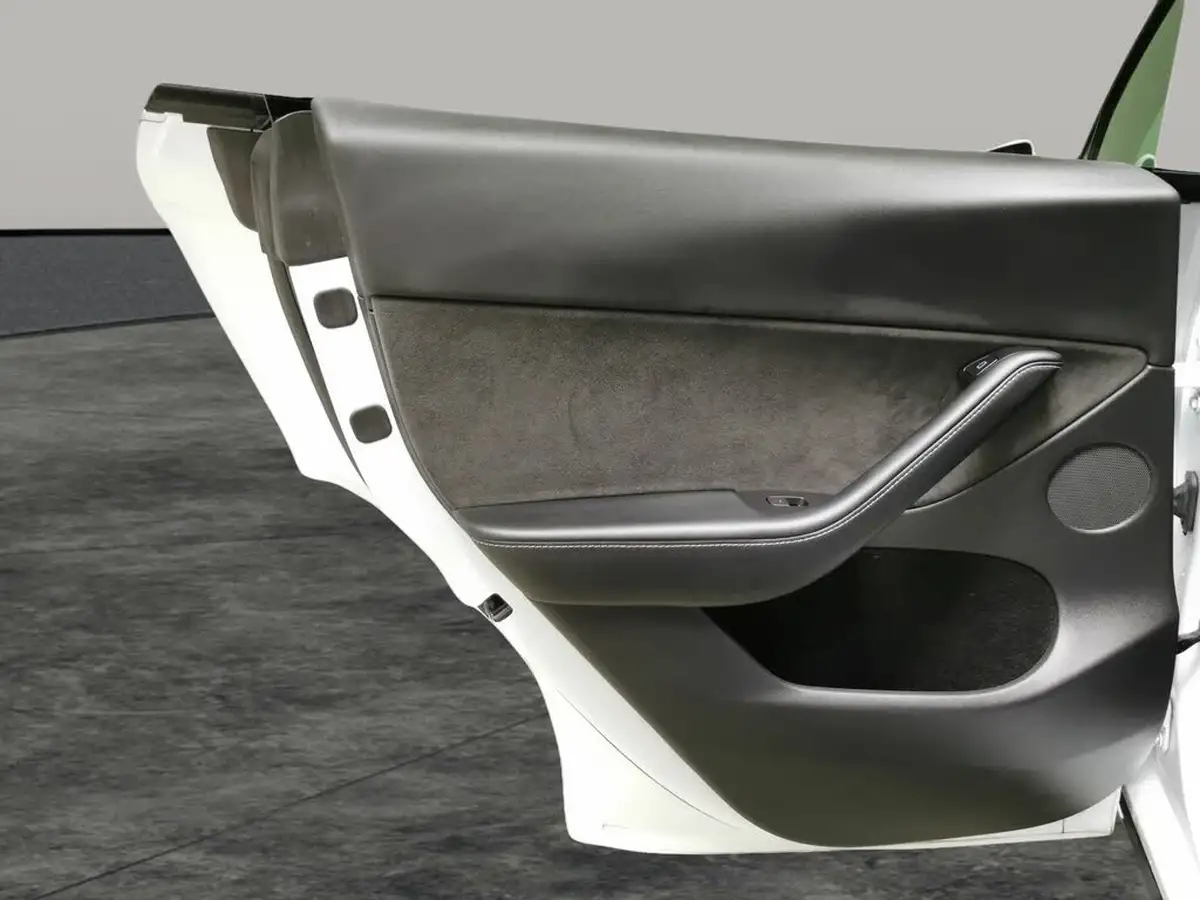 2022-tesla-model-y-e-long-range-big-24