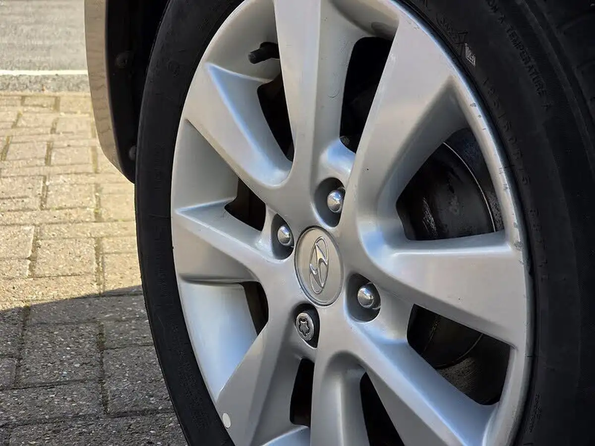 2014-hyundai-i20-14-active-100ps-auto-big-8