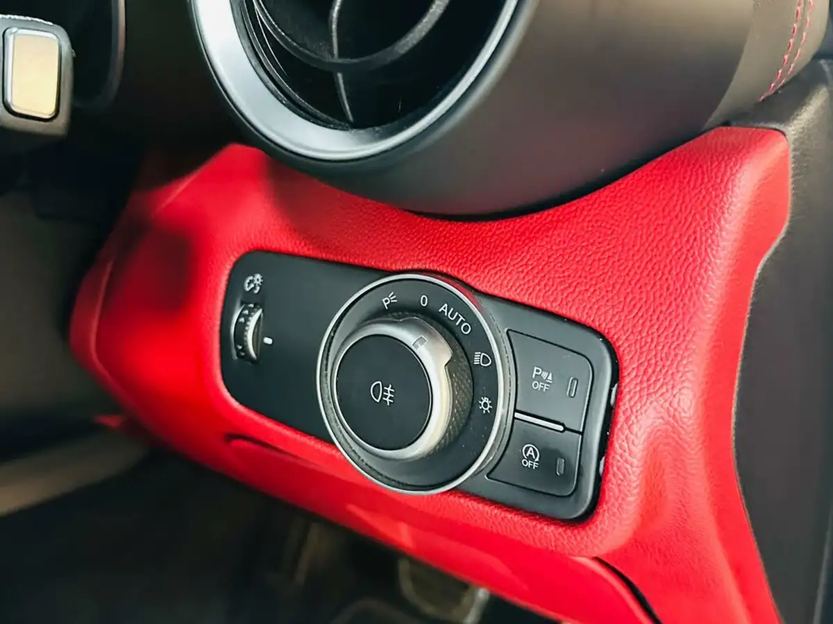 2018-alfa-romeo-giulia-29-biturbo-quadrifoglio-big-43