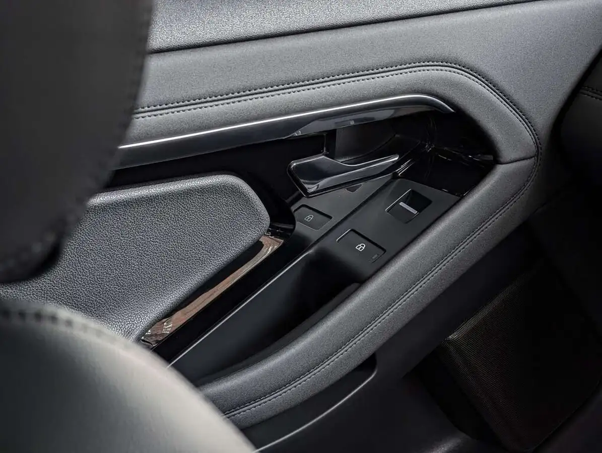 2022-land-rover-range-rover-evoque-15-p300e-r-dynamic-se-big-43