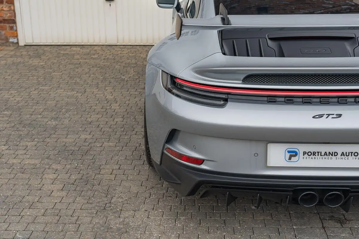 2021-porsche-911-40-gt3-rwd-big-17