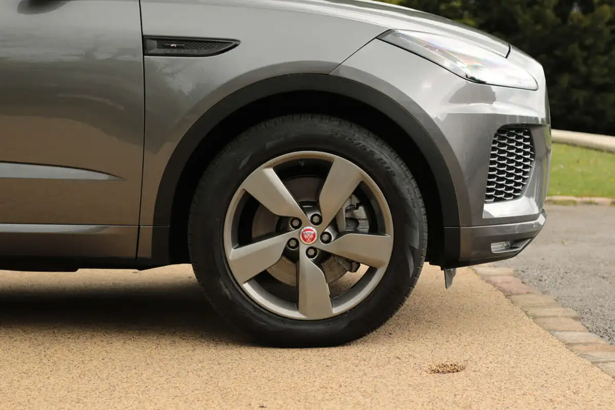 2020-jaguar-e-pace-20-i4-chequered-flag-200ps-big-31