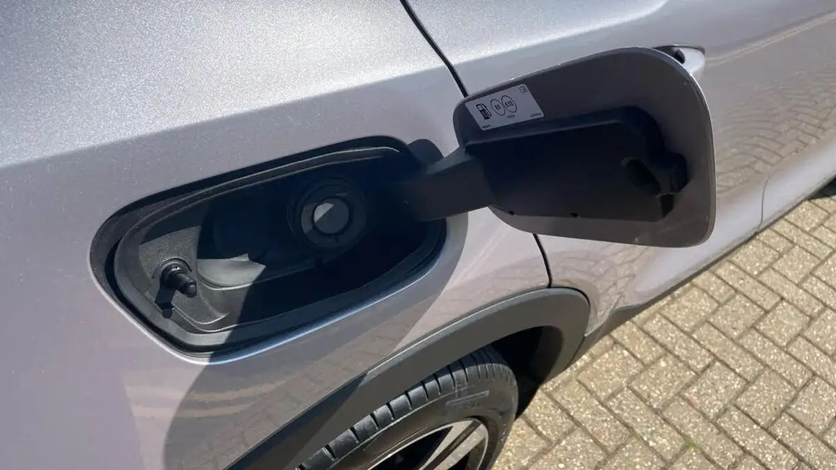 2025-volvo-xc40-20-b4-ultra-dark-big-14