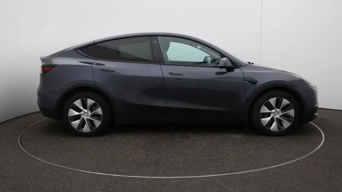 2022-tesla-model-y-e-long-range-big-31