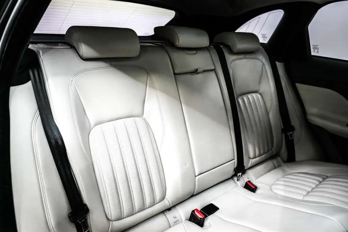2017-jaguar-f-pace-30td-portfolio-big-18