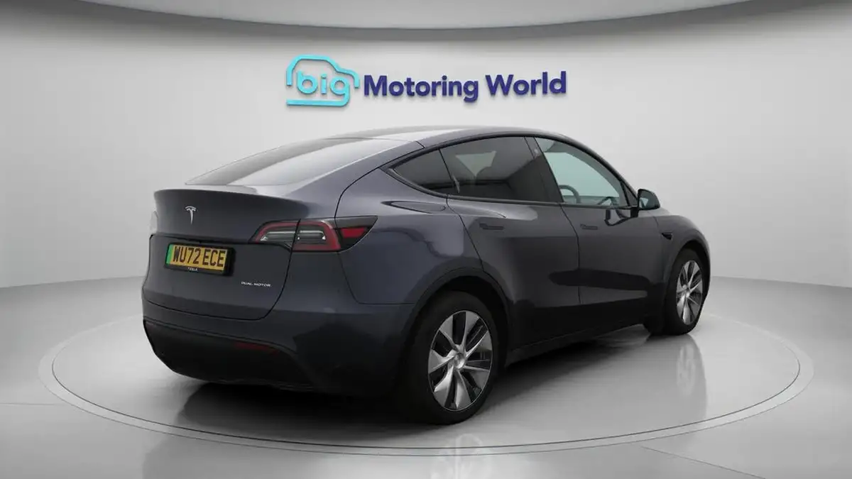 2022-tesla-model-y-e-long-range-big-7