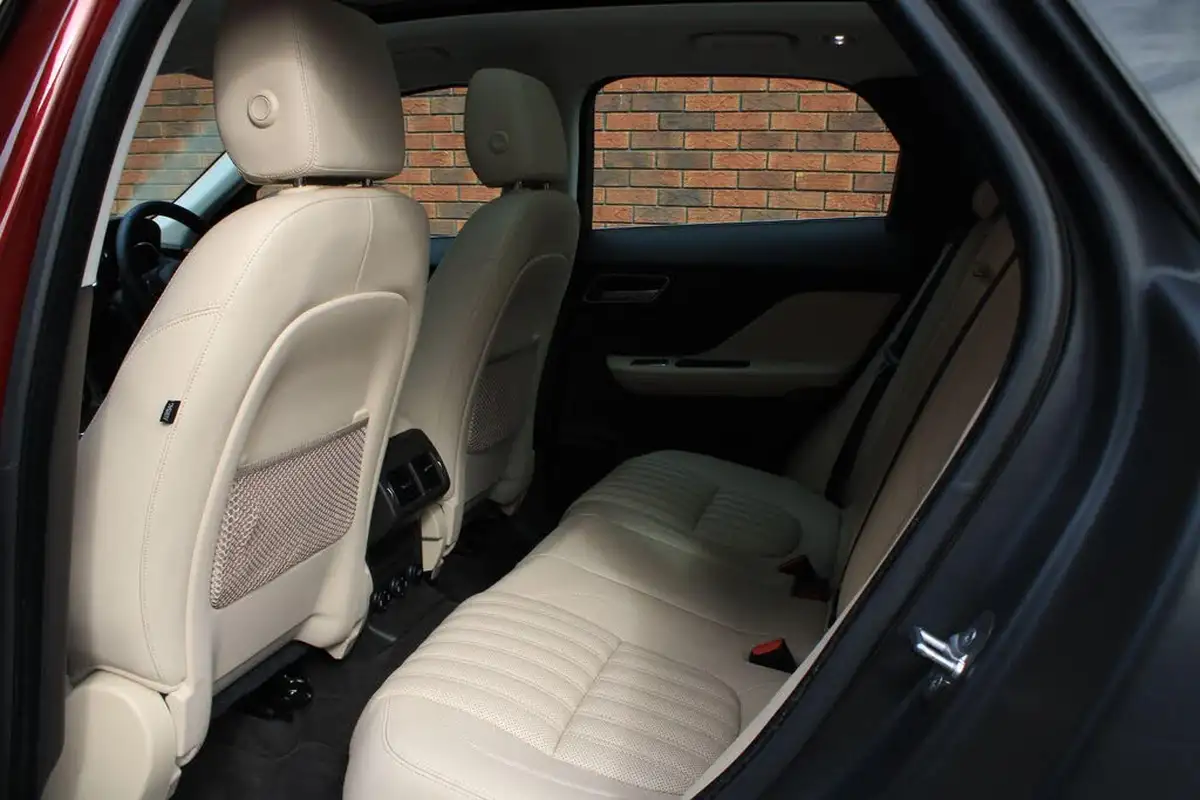 2016-jaguar-f-pace-20-i4d-portfolio-awd-auto-big-21