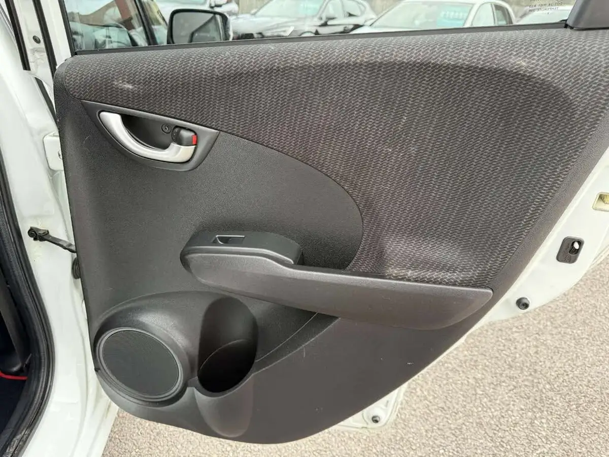 2014-honda-jazz-14-es-plus-big-31