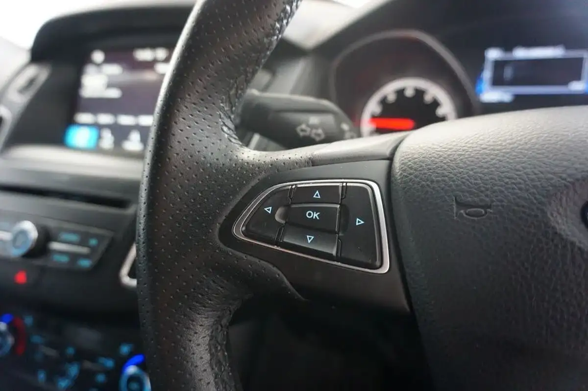 2018-ford-focus-20t-st2-hatchback-big-23