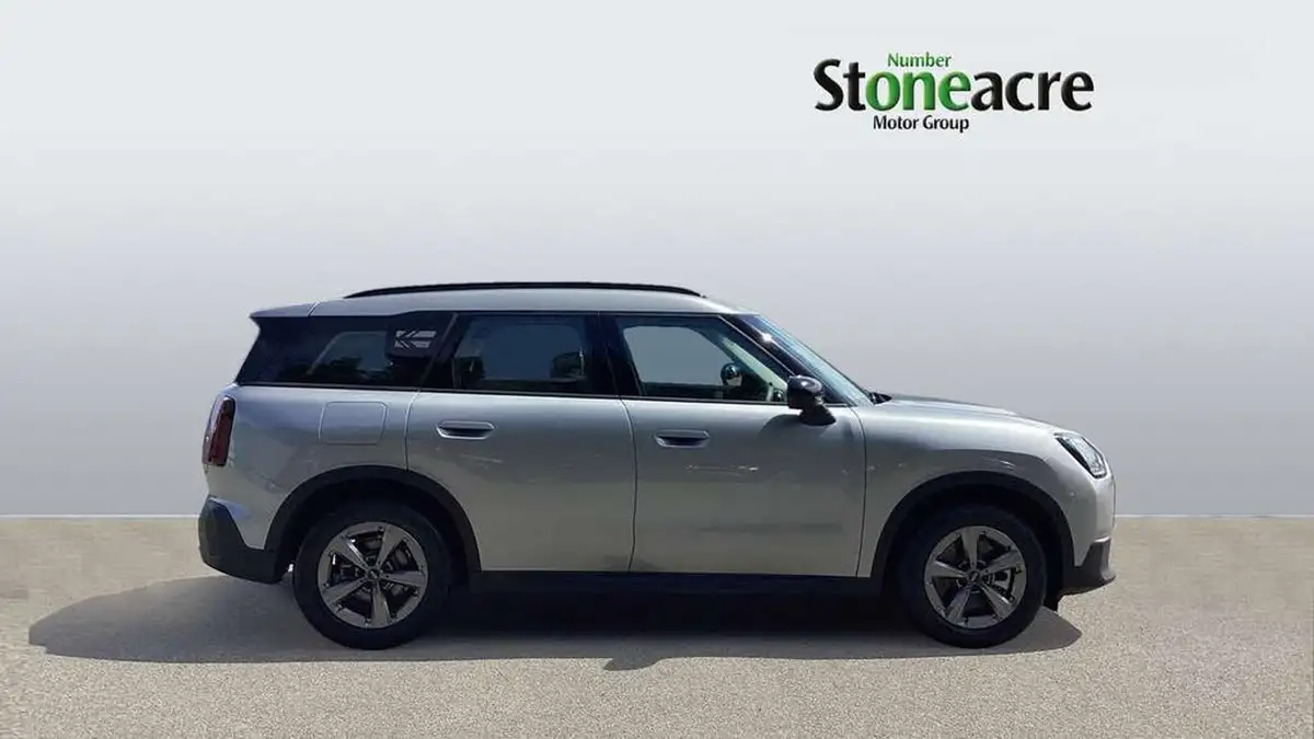2024-mini-countryman-15-cooper-c-classic-big-2