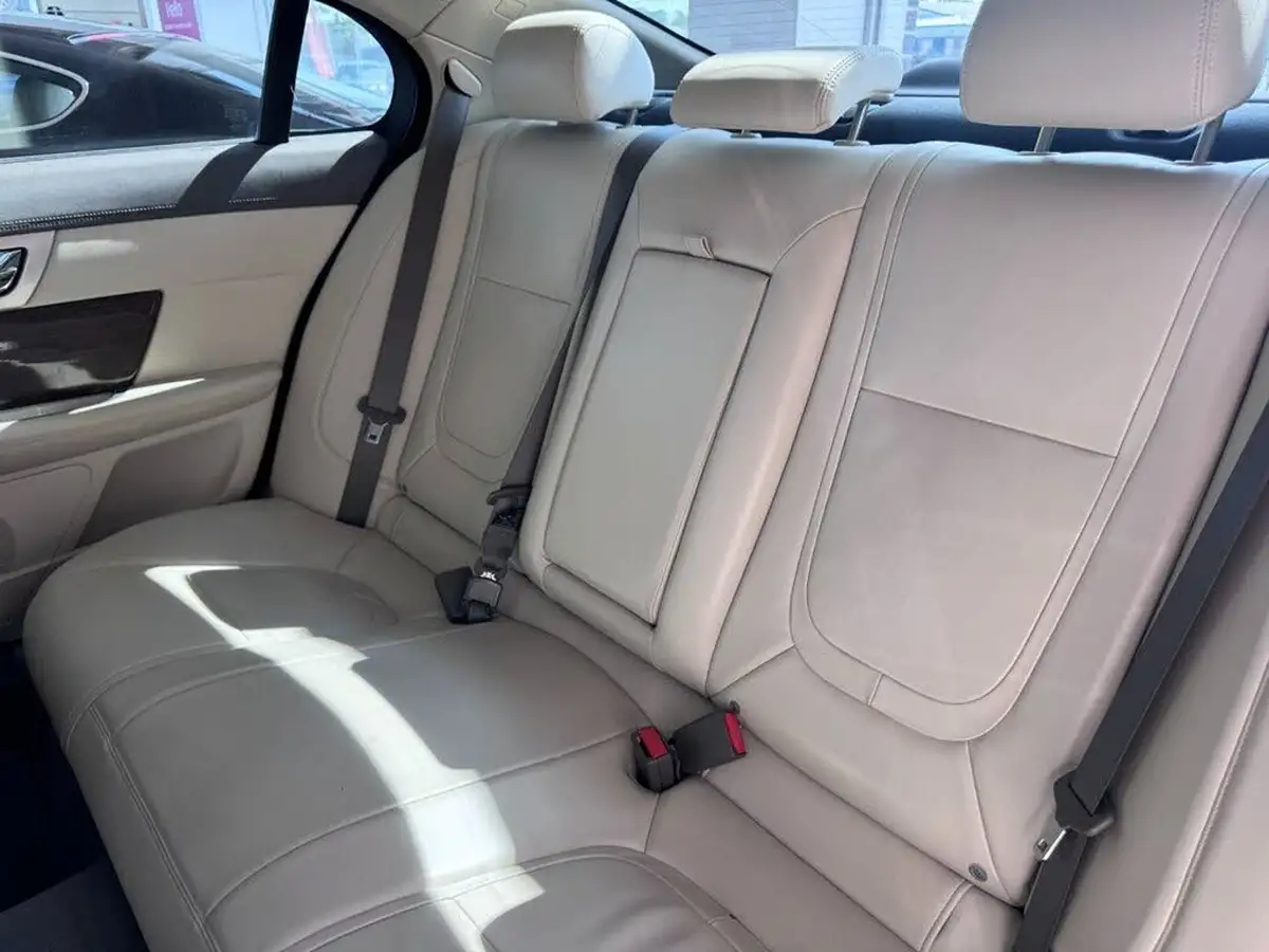 2014-jaguar-xf-30td-premium-luxury-saloon-4d-big-24