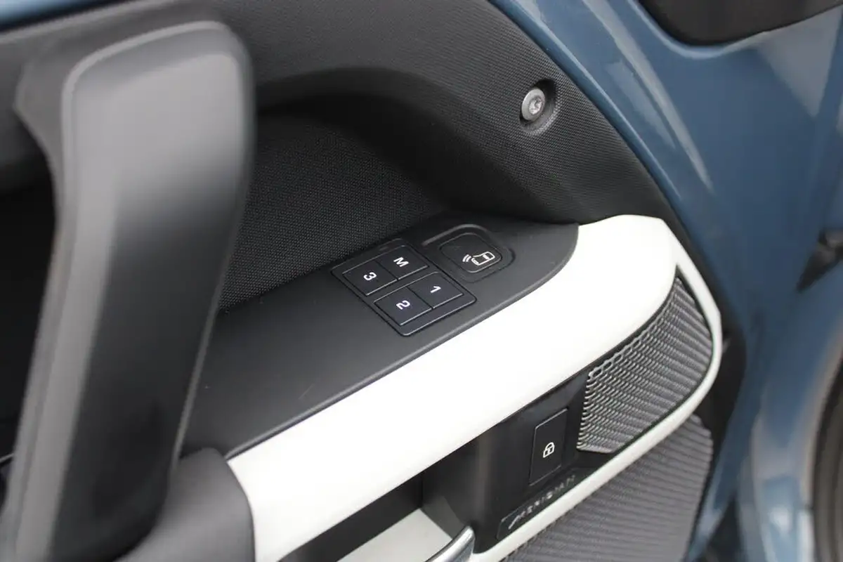 2021-land-rover-110-defender-30-d300-hard-top-se-110-big-31