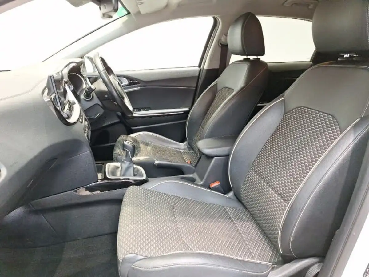 2022-kia-ceed-15-t-gdi-3-hatchback-big-4