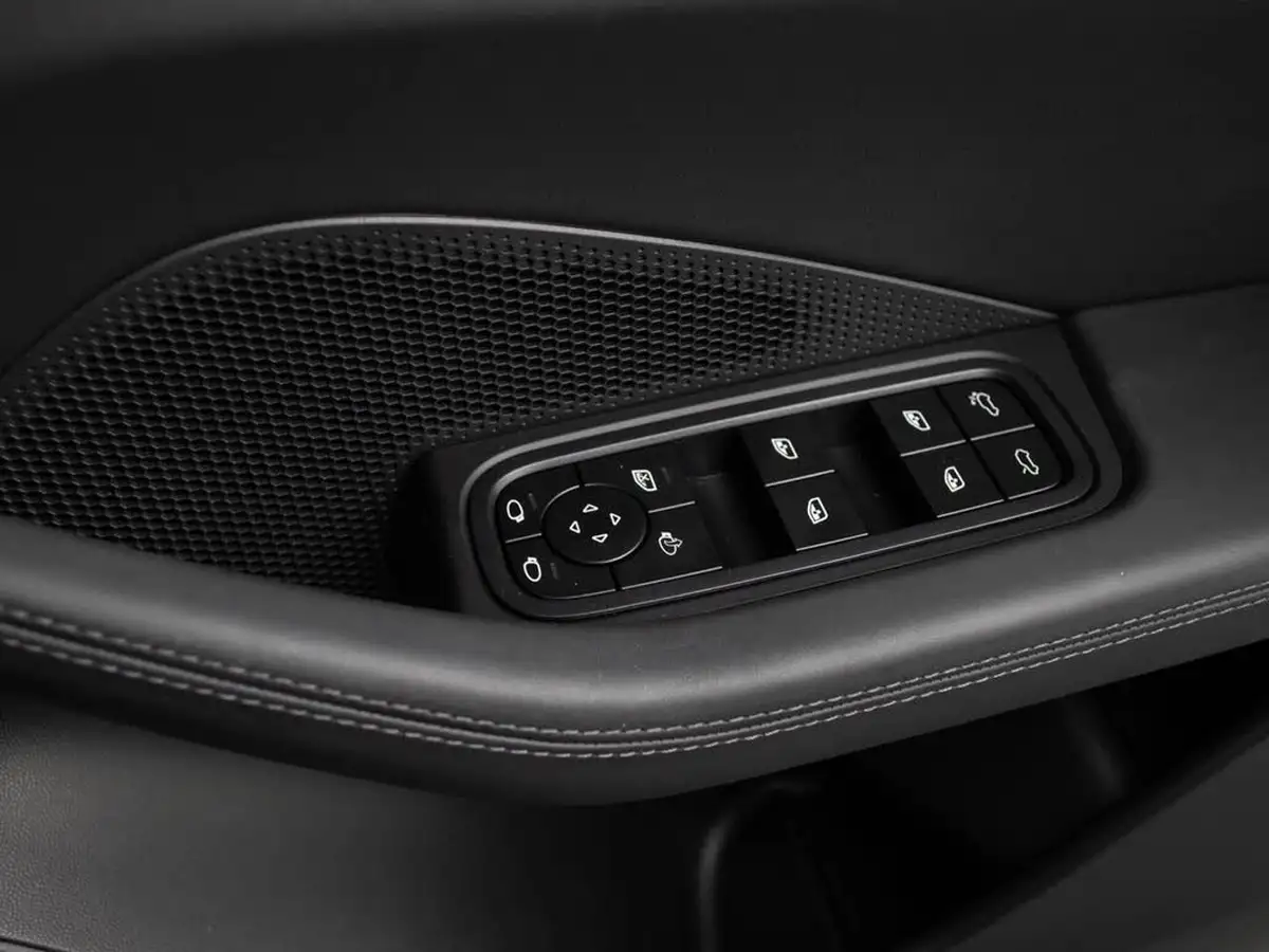 2025-porsche-macan-e-electric-big-48