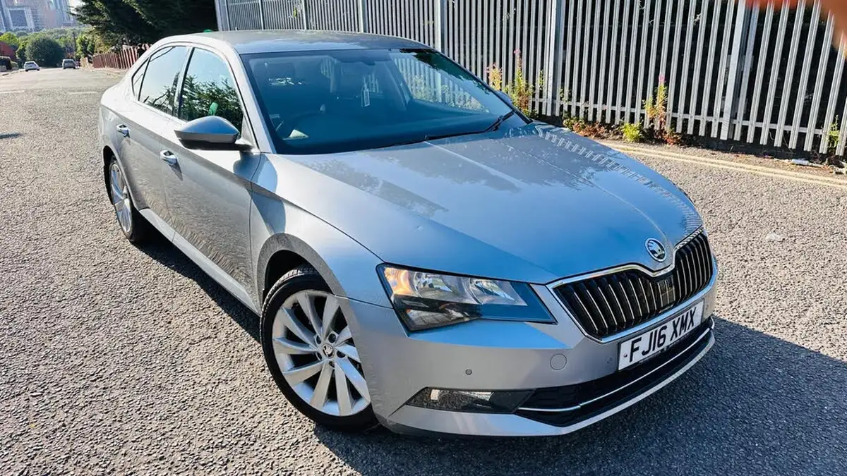 2016-skoda-superb-20tdi-se-business-hatchback-dsg-big-0