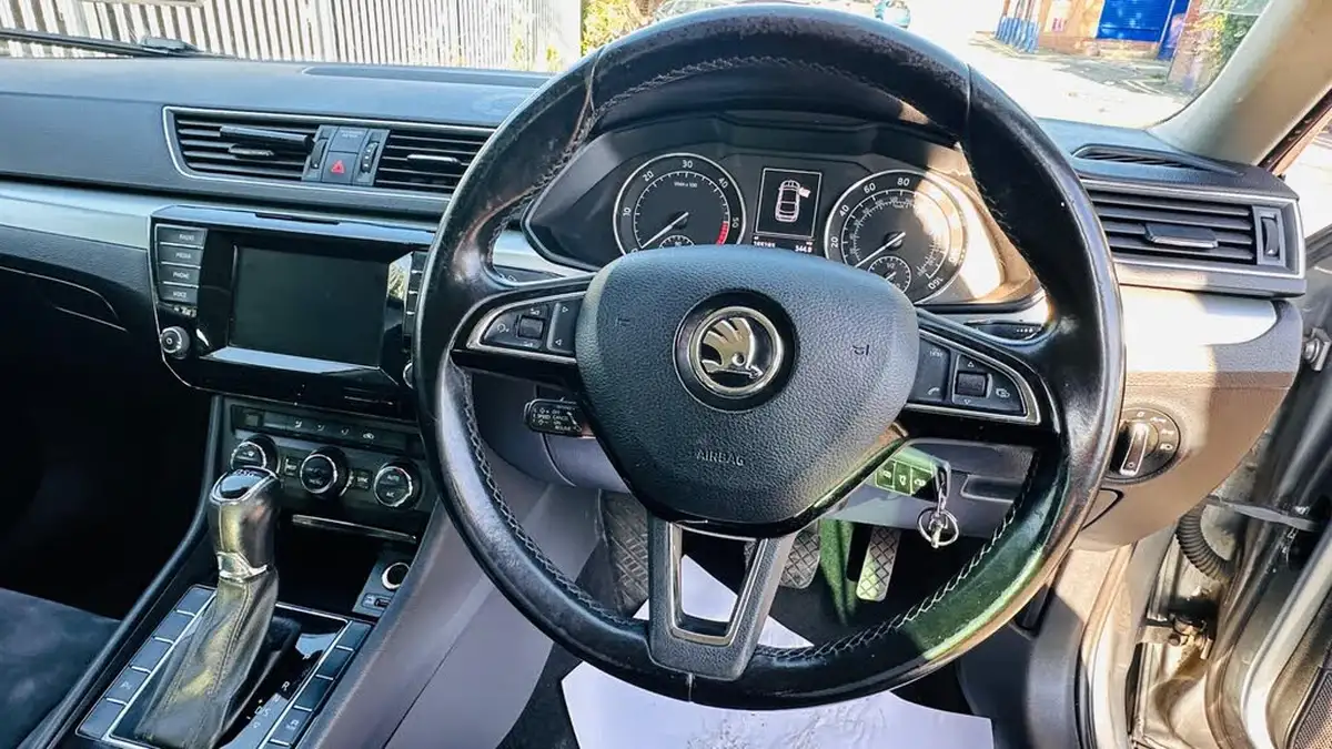 2016-skoda-superb-20tdi-se-business-hatchback-dsg-big-48