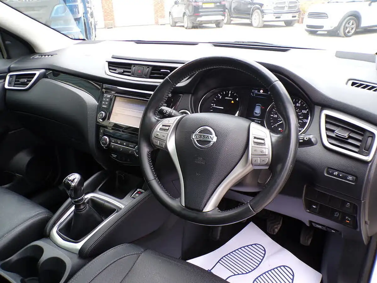 2015-nissan-qashqai-15dci-tekna-big-11