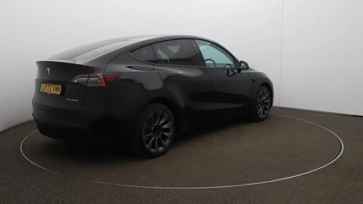 2022-tesla-model-y-e-long-range-big-54