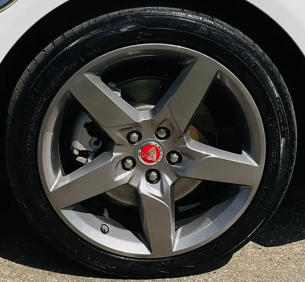 2016-jaguar-xe-20d-r-sport-180ps-big-18