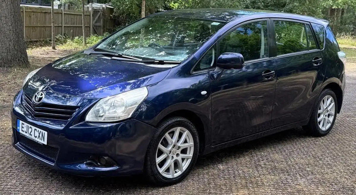 2012-toyota-verso-22td-tr-big-12