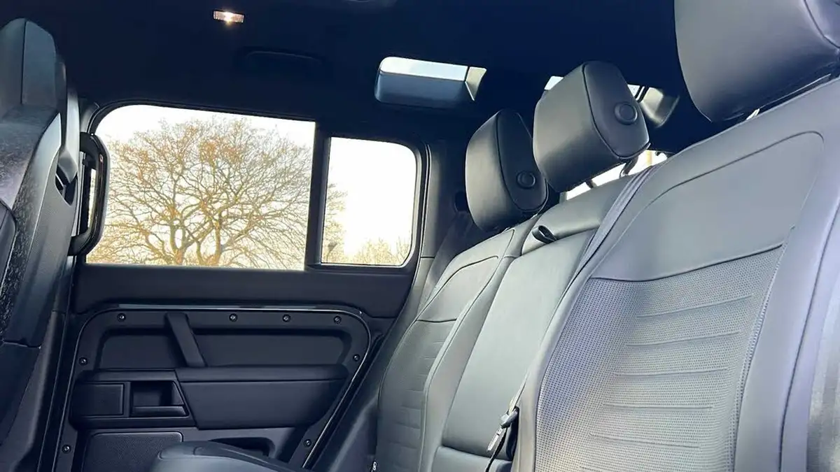 2025-land-rover-110-defender-44-p635-octa-edition-one-big-22