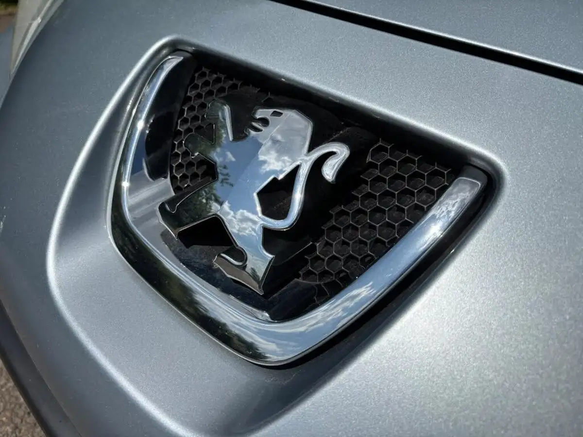 2011-peugeot-207-14-active-75-5d-1360cc-big-19