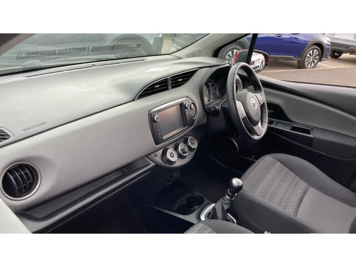 2016-toyota-yaris-133-icon-vvt-i-5d-big-8