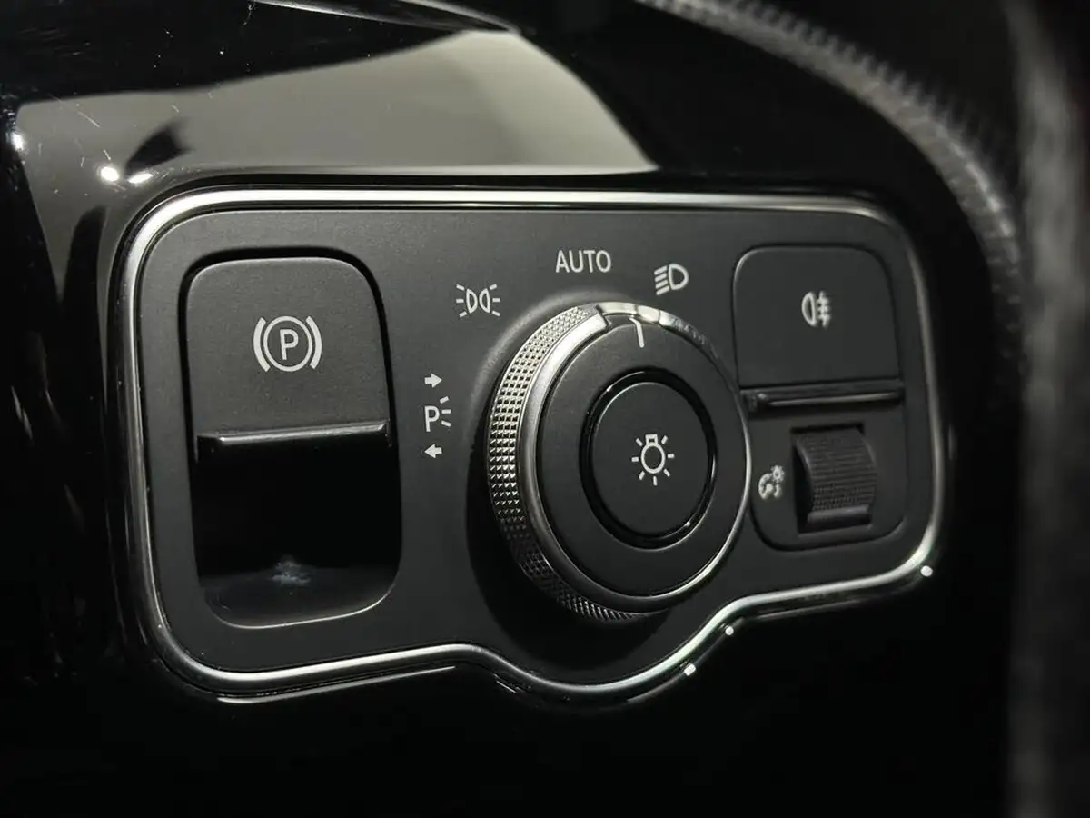 2019-mercedes-benz-a-class-13-a200-amg-line-saloon-4d-big-15