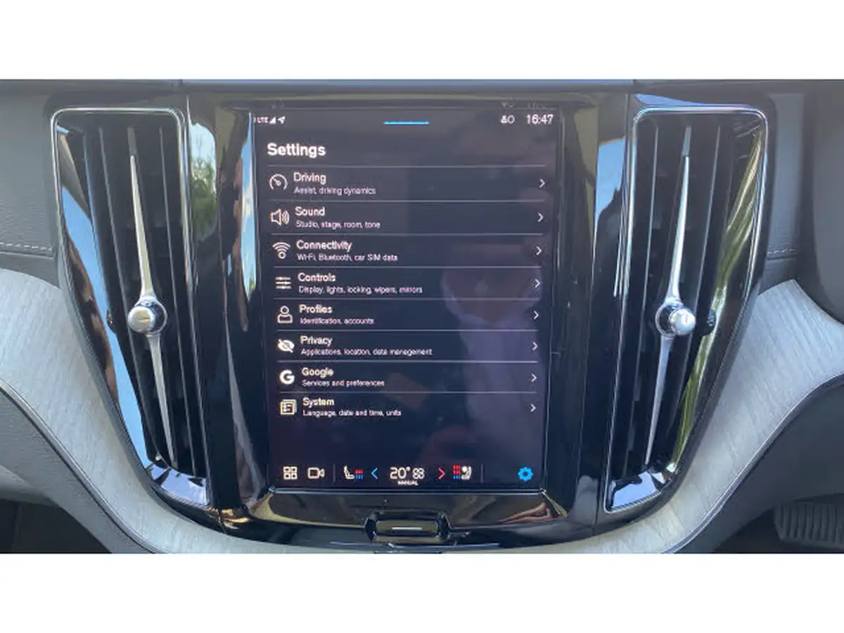 2024-volvo-xc60-20-b5-ultra-dark-big-35
