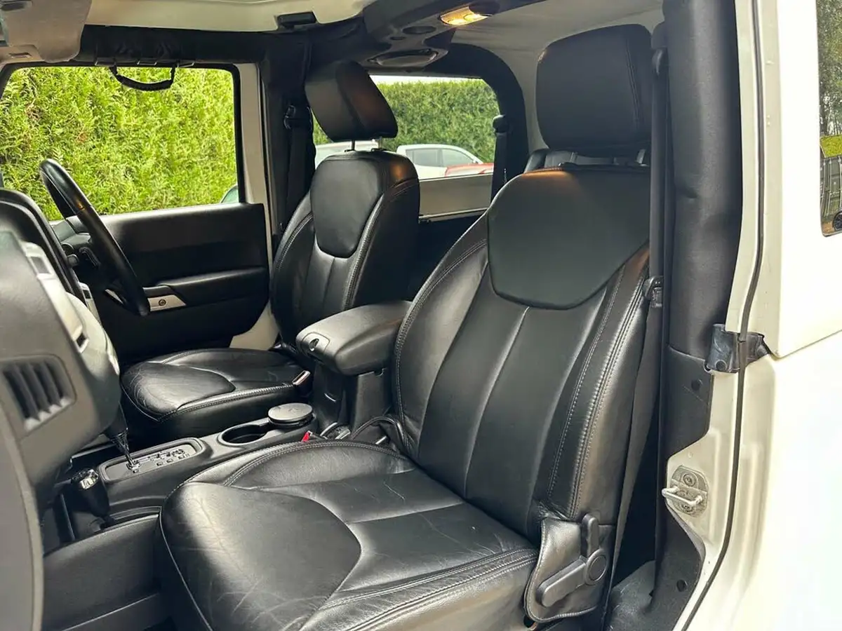 2013-jeep-wrangler-28crd-sahara-3d-auto-big-10