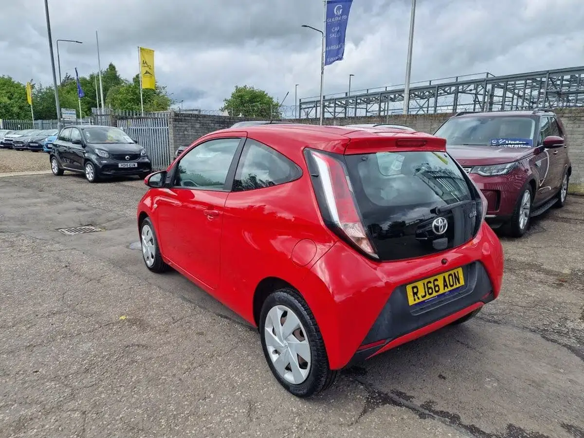 2016-toyota-aygo-10-vvt-i-x-play-68bhp-3d-big-7