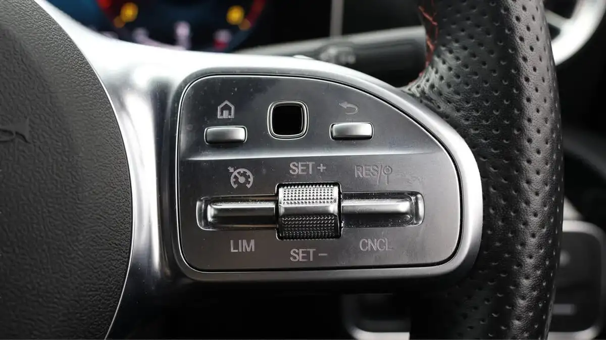 2019-mercedes-benz-a-class-20-a220-amg-line-premium-plus-hatchback-5d-4matic-big-25